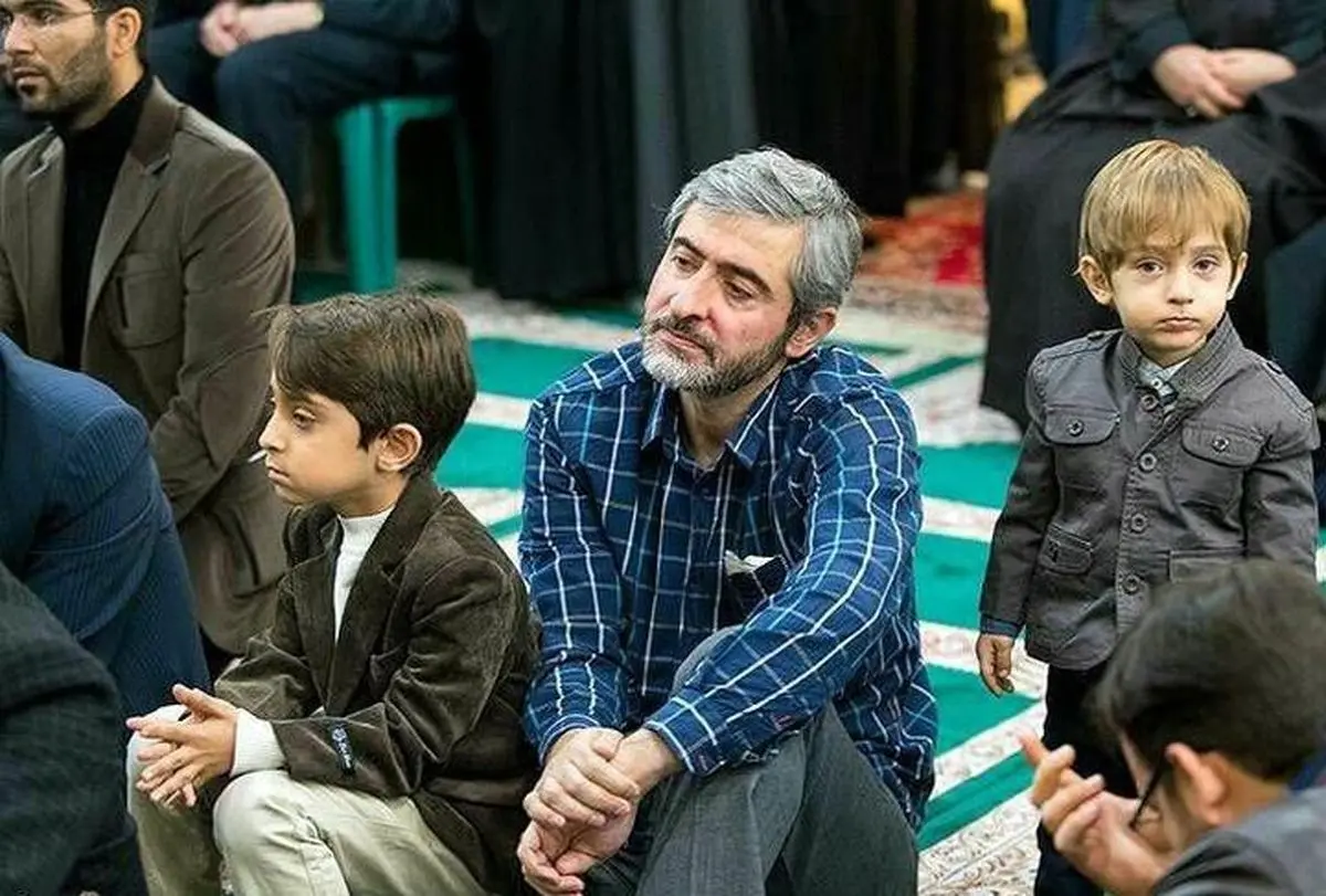 تصویری از شهید مصباح‌الهدی باقری‌کنی در کنار رهبر شهید انقلاب 

