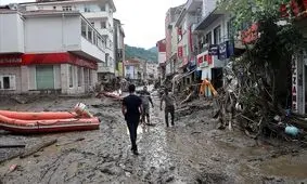 لحظات نفس‌گیر نجات راننده کامیون از سیل با ملحفه/ ویدئو