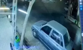 برخورد شدید و عجیب یک موتور سوار با پراید پارک شده در مشهد/ ویدئو
