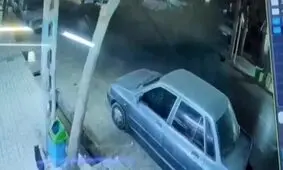 برخورد شدید و عجیب یک موتور سوار با پراید پارک شده در مشهد/ ویدئو