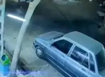 برخورد شدید و عجیب یک موتور سوار با پراید پارک شده در مشهد/ ویدئو