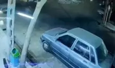 برخورد شدید و عجیب یک موتور سوار با پراید پارک شده در مشهد/ ویدئو