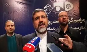 نصب سکوی فروش لباس عفیفانه در میدان 7 تیر تهران

