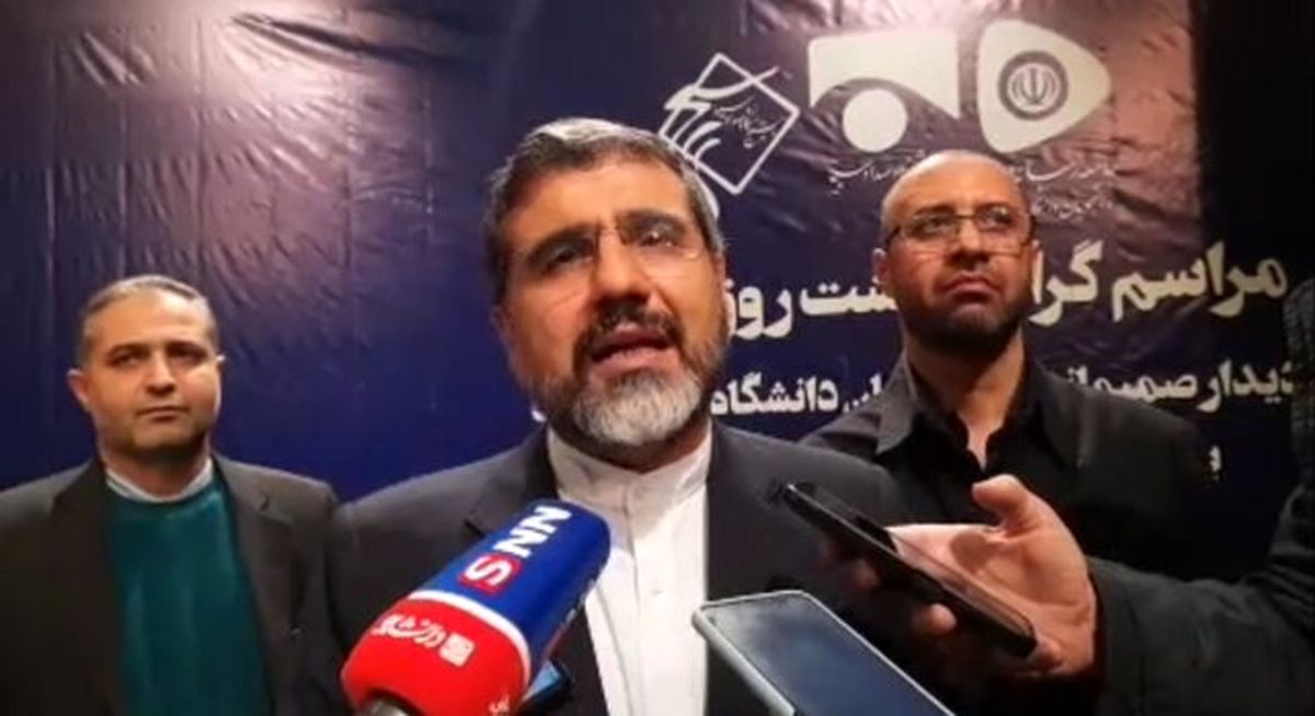 نصب سکوی فروش لباس عفیفانه در میدان 7 تیر تهران