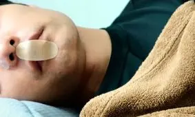 آیا «چسب زدن به دهان» باعث می‌شود بهتر بخوابیم؟

