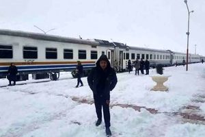 قطارهای یخ زده/ مسافران در سرما