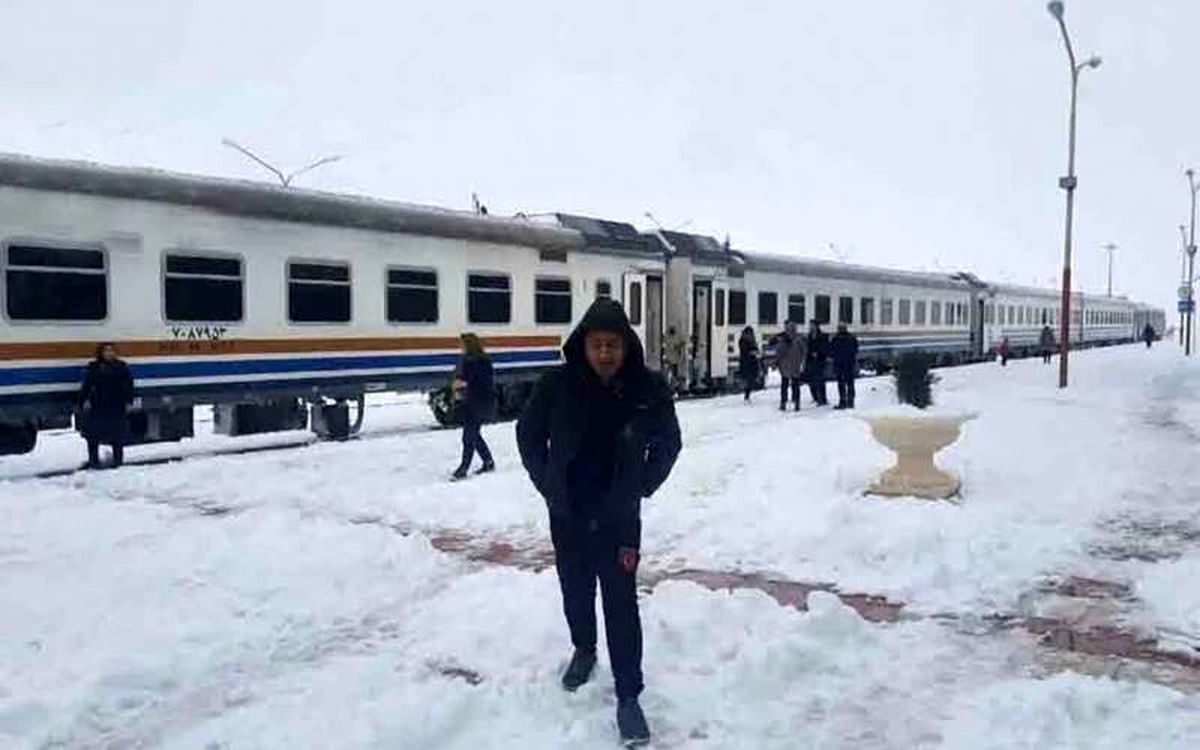 قطارهای یخ زده/ مسافران در سرما