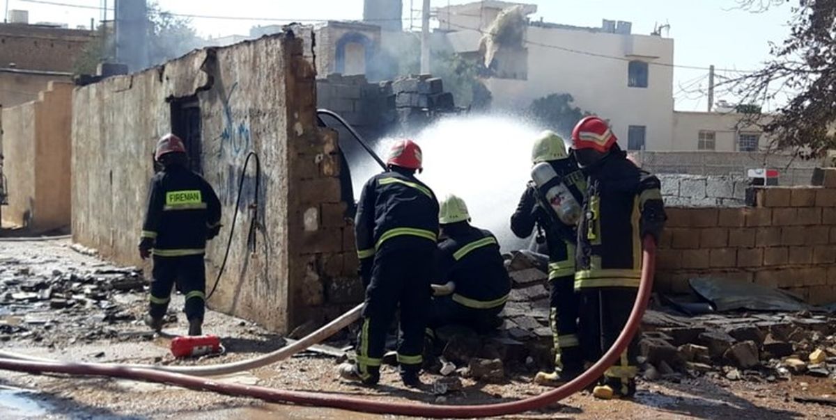 مهار آتش‌سوزی کارگاه غیرمجاز شارژ گاز مایع در جاده محمدشهر