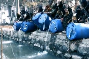 طالبان 3 هزار لیتر مشروبات الکلی را در رودخانه ریختند/ ویدئو
