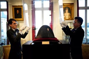 یکی از کلاه‌های ناپلئون نزدیک به ۲ میلیون یورو در حراج به فروش رفت