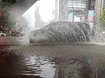 فقط یک متر با مرگ فاصله دارند/ ویدئو 