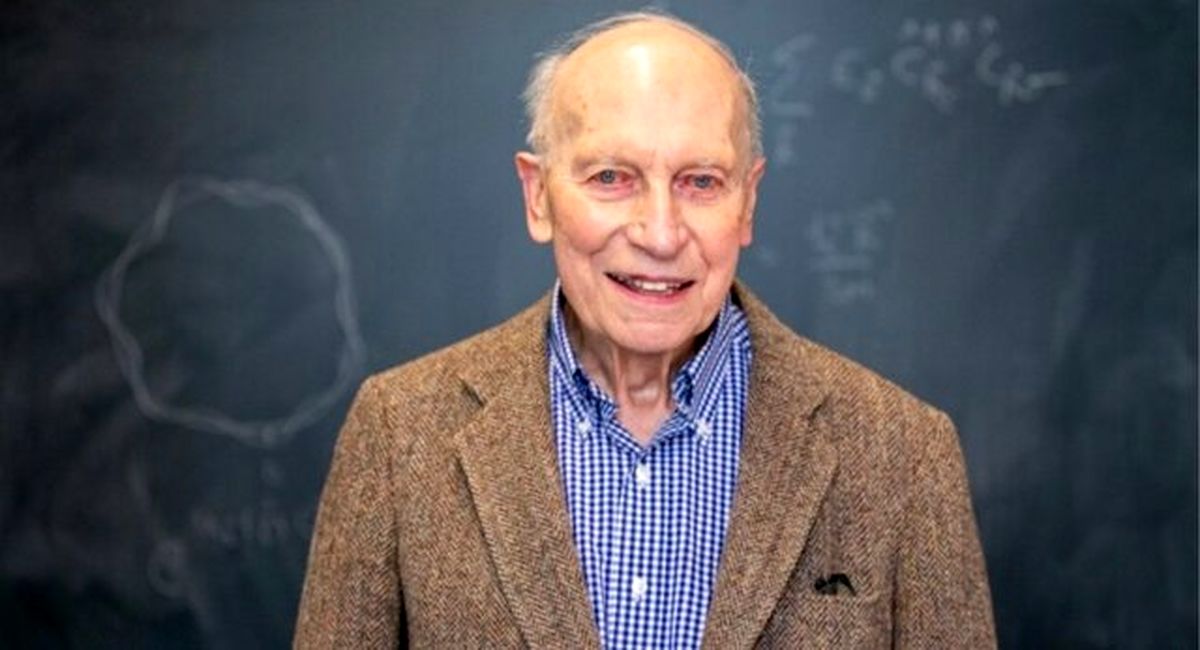 مردی که بالاخره در ۸۹ سالگی رویای خود را محقق کرد؛ کسب مدرک دکتری فیزیک از دانشگاه براون