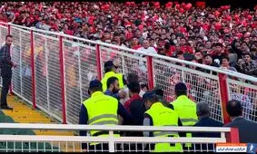درگیری‌های عجیب در ورزشگاه یادگار امام تبریز/توقف بازی پرسپولیس-تراکتور/ نتیجه بازی چه می شود؟/ ویدئو