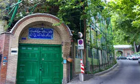 قطع درخت باغ موزه دکتر حسابی با مجوز انجام شده است
