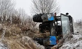 واژگونی خودروی سواری پس از تصادف با تراکتور/ ویدئو