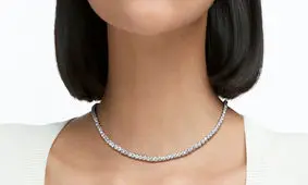 چگونه گردنبند متناسب با یقه لباسمان را انتخاب کنیم؟/ عکس