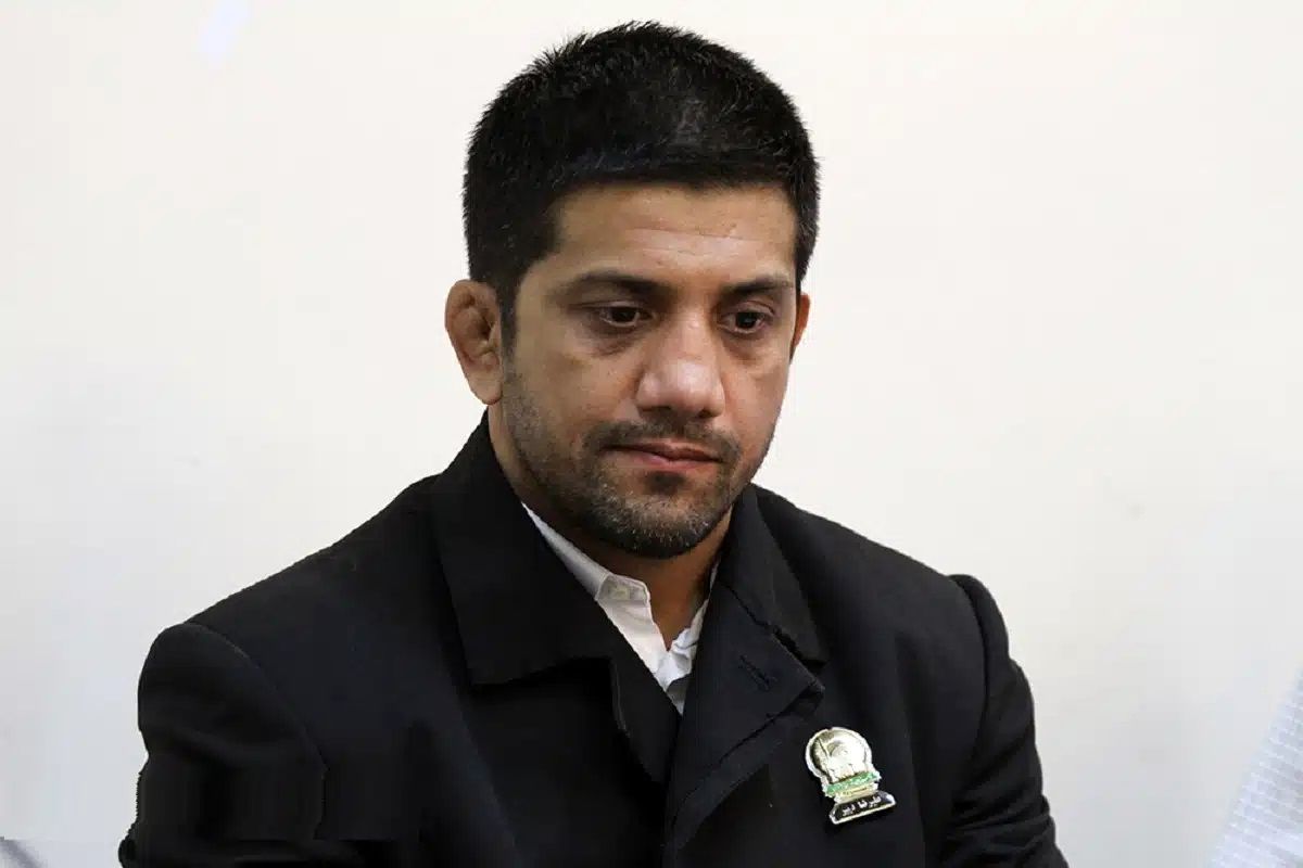 کلیپ طنز شبکه استانی لرستان به نماز خواندن علیرضا دبیر در جلسه رسمی/ ویدئو