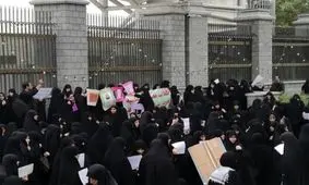 مواضع و استدلال‌های تجمع‌کنندگان مخالفان بی‌حجابی مقابل قوه قضاییه/ ویدئو