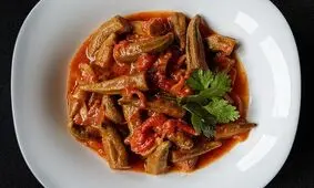 طرز پخت «خوراک بامیه» به سبک مردم افغانستان
