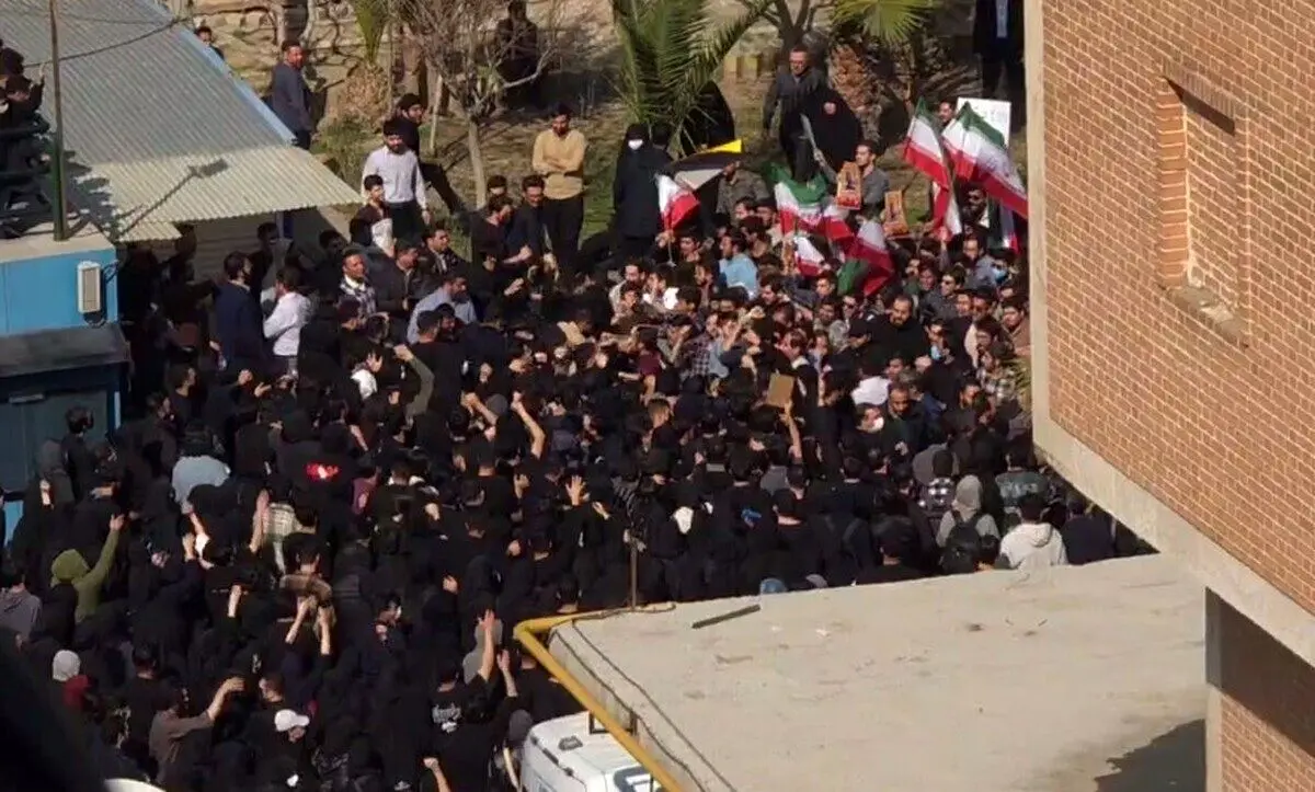 تداوم اعتراضات دانشجویان در چندین دانشگاه کشور/ ویدئویی از صف آرایی 2 گروه از دانشجویان دختر مقابل هم در دانشگاه الزهرا