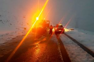 نجات سرنشینان ۳۴ خودروی گرفتار در برف در اندیکا