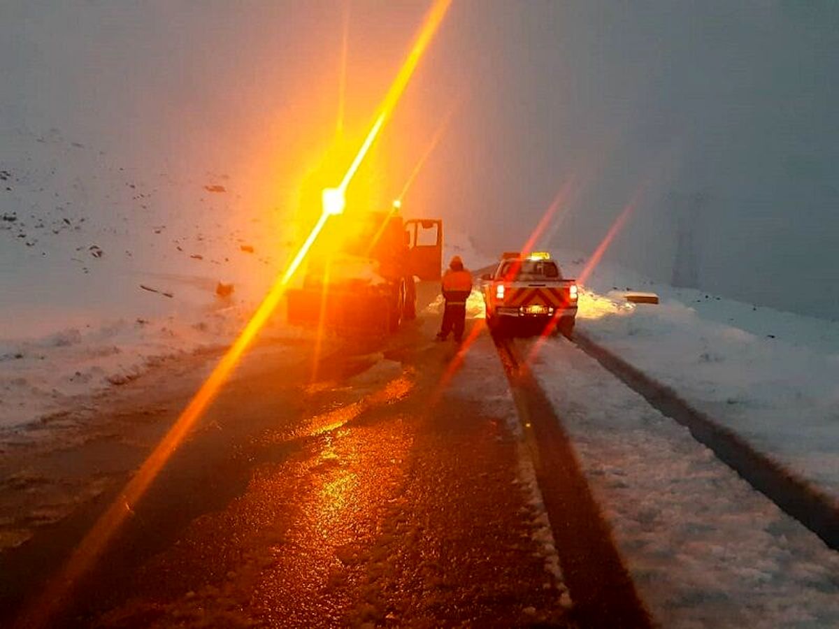 نجات سرنشینان ۳۴ خودروی گرفتار در برف در اندیکا