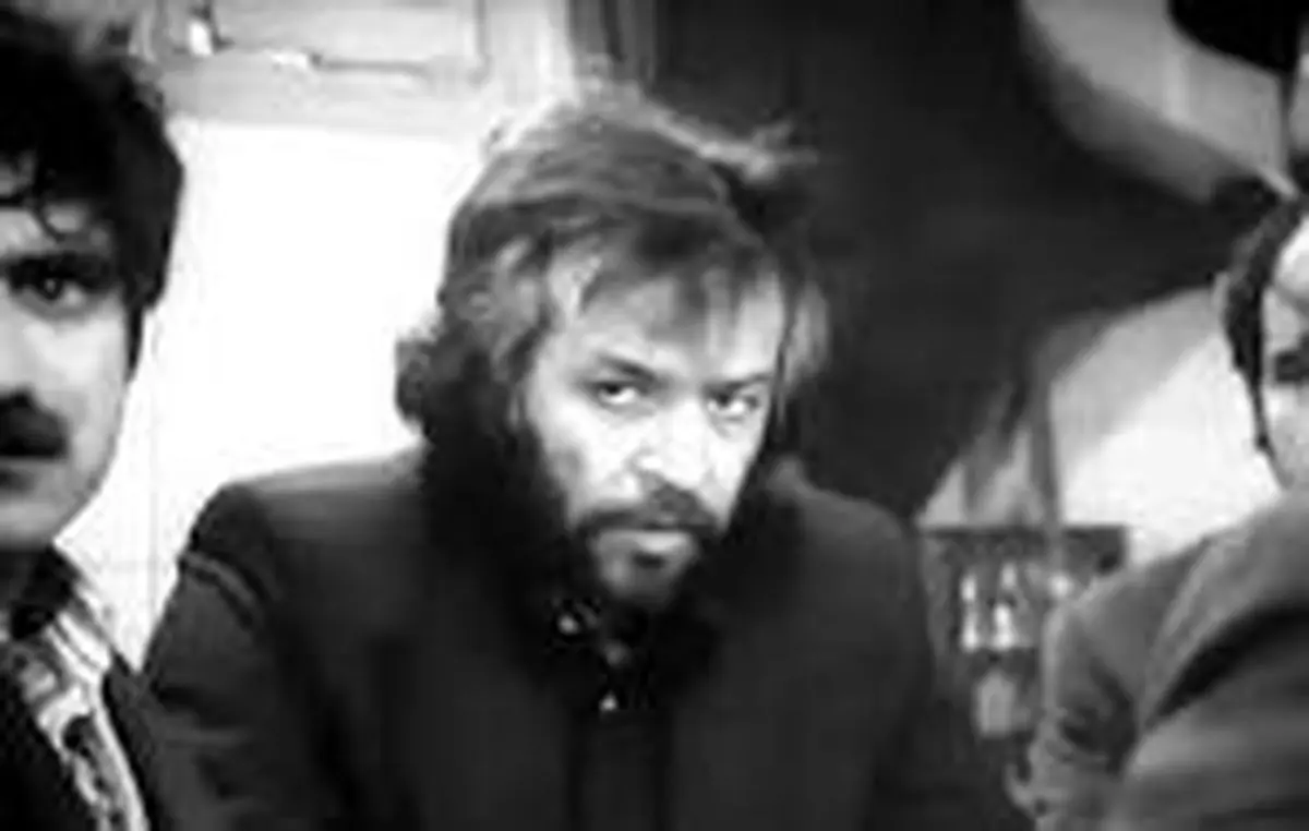 سفر در زمان؛ «ایرج قادری» در حال عکاسی کردن در خانه اش؛ دهه 60 