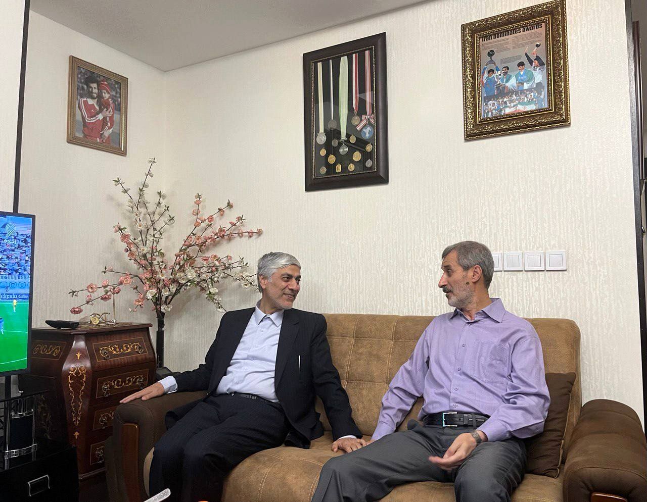 عکس| وزیر ورزش در منزل محمد مایلی‌کهن