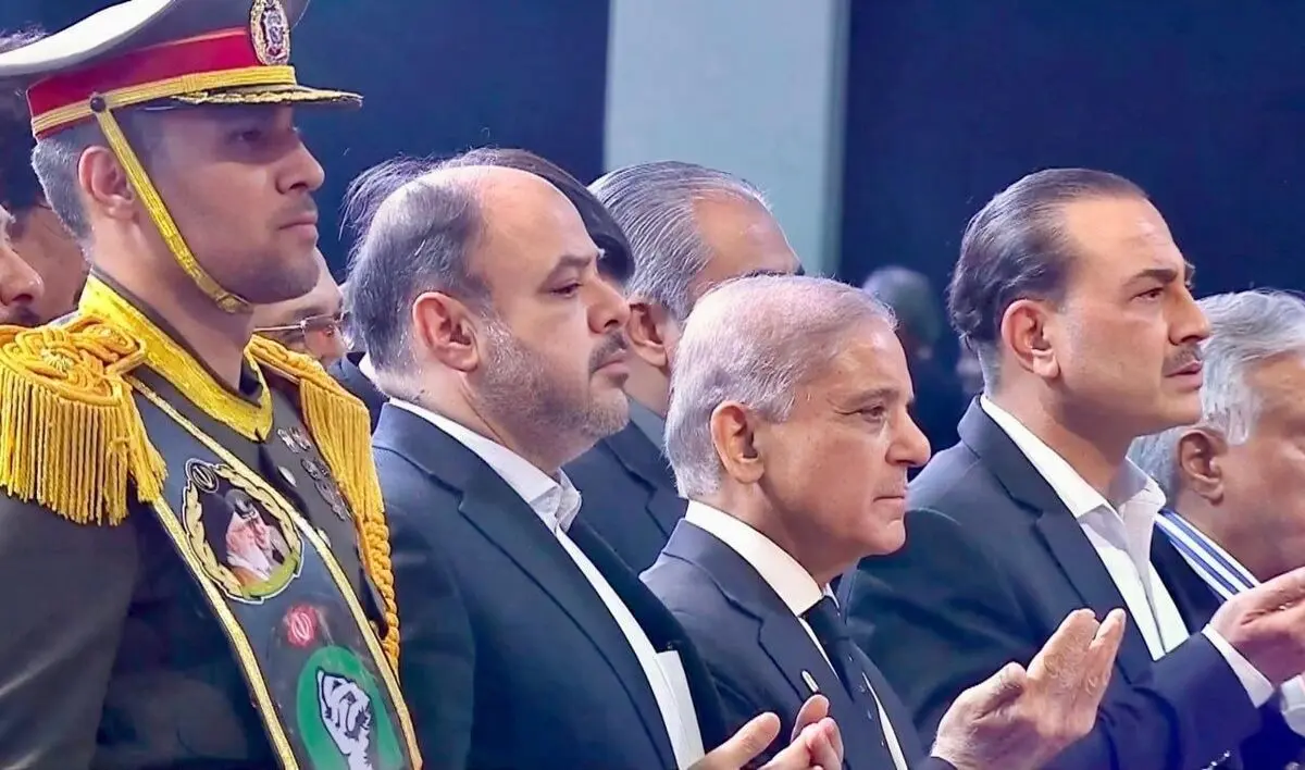 ادای احترام نخست‌وزیر و فرمانده ارتش پاکستان به رهبر شهید انقلاب/ شهباز شریف دفتر یادبود آقای شهید ایران را امضا کرد/ ویدئو