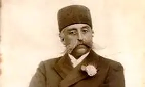 مظفرالدین‌شاه در حال نوشیدنی آب معدنی در فرانسه/عکس