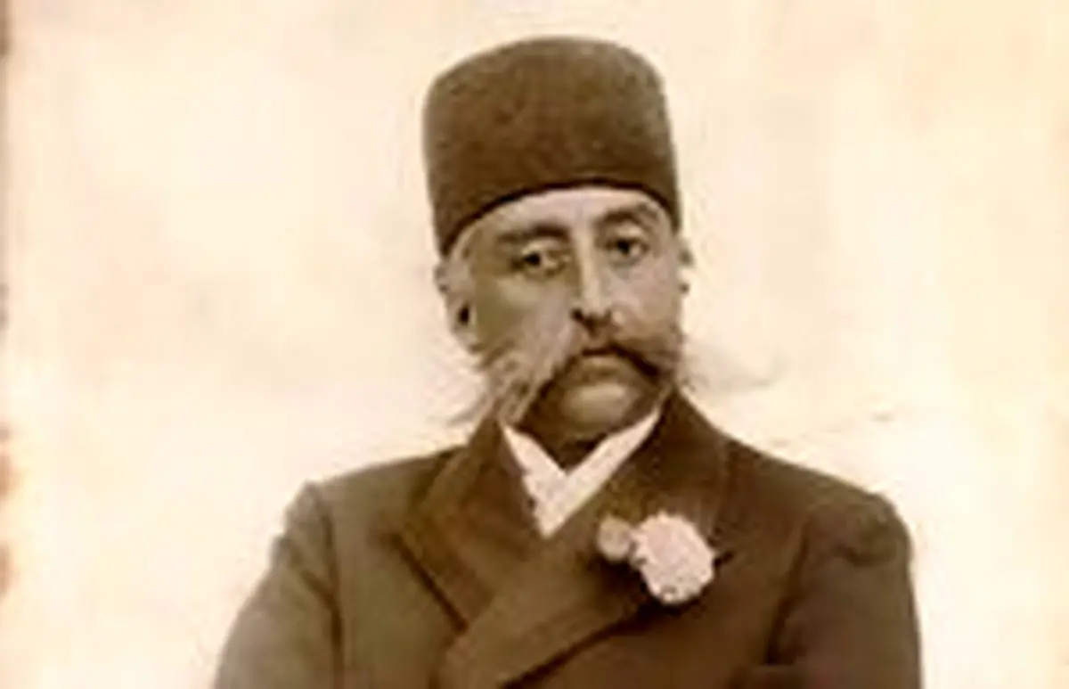 مظفرالدین‌شاه در حال نوشیدنی آب معدنی در فرانسه/عکس