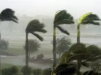 طوفان سهمگین در سواحل چابهار؛ بیش از ۱۰ لنج ماهیگیری غرق شد