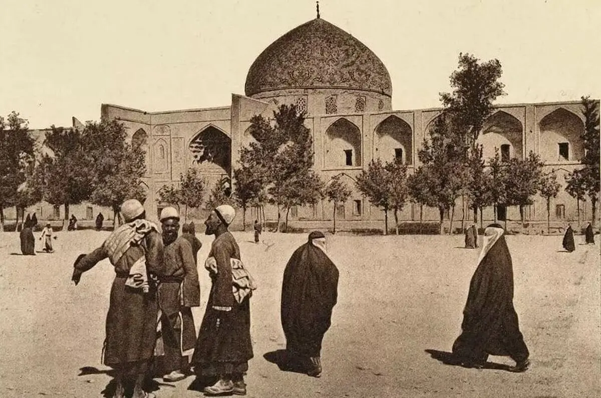 سفر در زمان؛ صحنۀ «اعدام یک راهزن» در میدان نقش جهان اصفهان؛ دوران قاجار 