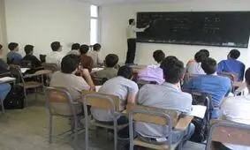 بحث و جدال عجیب بین معلم و دانش آموز در کلاس درس/ ویدئو