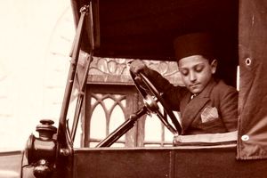 سفر به تاریخ؛ کودکان اشرافزادۀ قاجاری کنار سگهایشان؛ یک قرن قبل