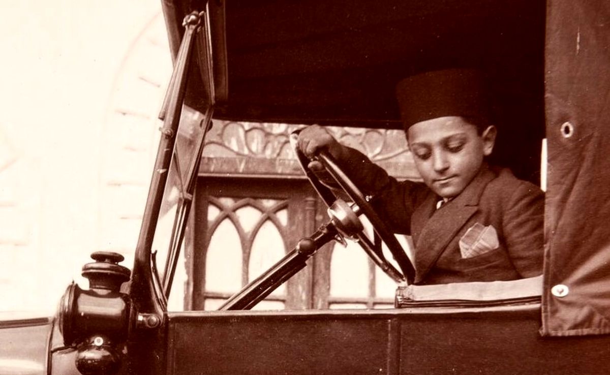سفر به تاریخ؛ کودکان اشرافزادۀ قاجاری کنار سگهایشان؛ یک قرن قبل