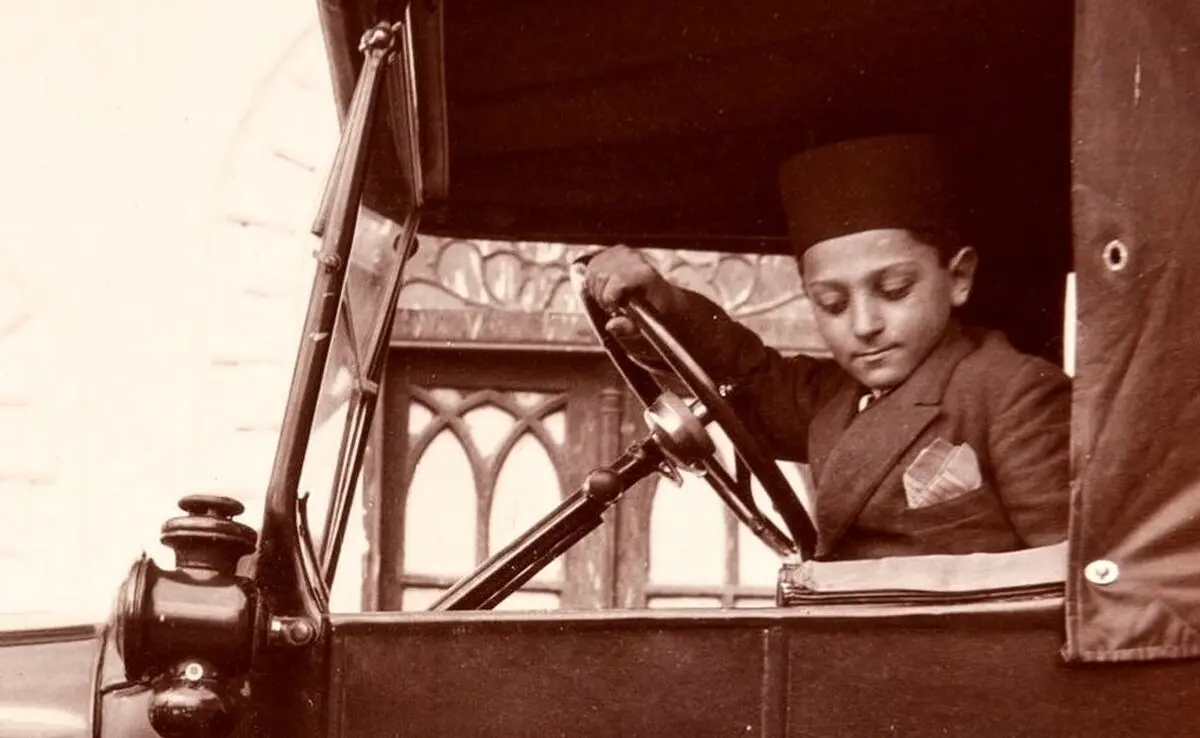 سفر به تاریخ؛ کودکان اشراف‌زادۀ قاجاری کنار سگ‌هایشان؛ یک قرن قبل 