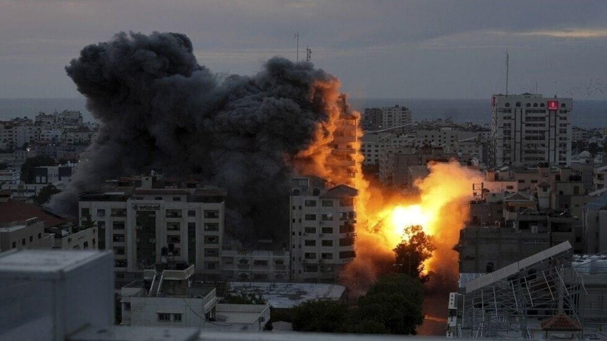 حملات هوایی رژیم صهیونیستی به غزه/ ۶ نفر در بمباران بیمارستان شفا شهید شدند/ العربیه: موافقت حماس و اسرائیل برای مبادله زندانیان/ ویدئو