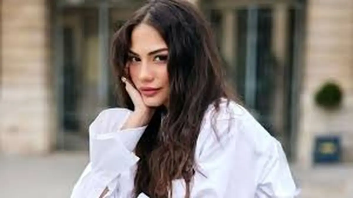 بازیگر زن معروف با لباس عروس به جشنواره آمد 