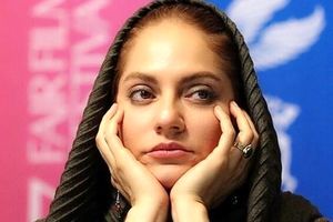 مهناز افشار پشت وانت نیسان در ایران