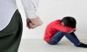 لحظه آزادی پسربچه ای از شکنجه گاه پدر/ ویدئو