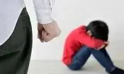 لحظه آزادی پسربچه ای از شکنجه گاه پدر/ ویدئو