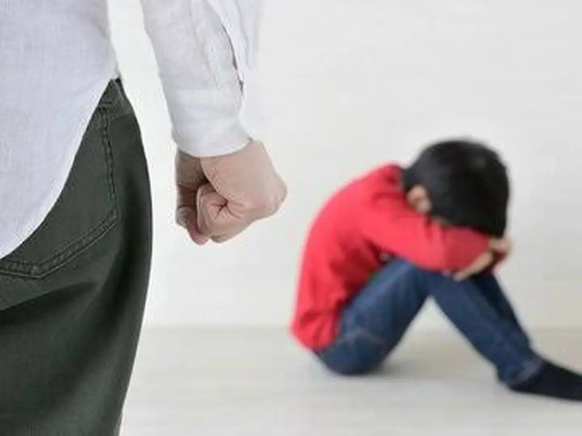 لحظه آزادی پسربچه ای از شکنجه گاه پدر/ ویدئو