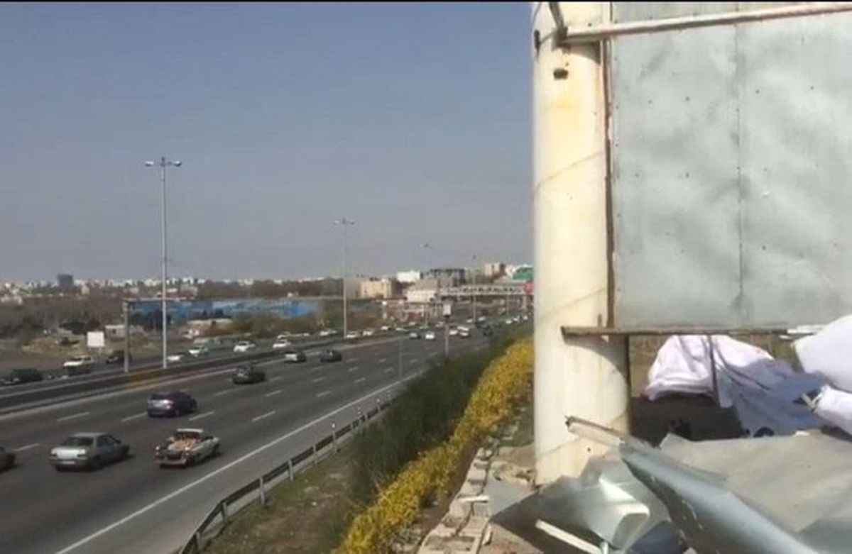 سقوط هولناک بیلبورد تبلیغاتی در اتوبان تهران کرج/ ویدئو