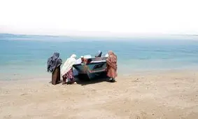 کشتی به گل نشسته گردشگری