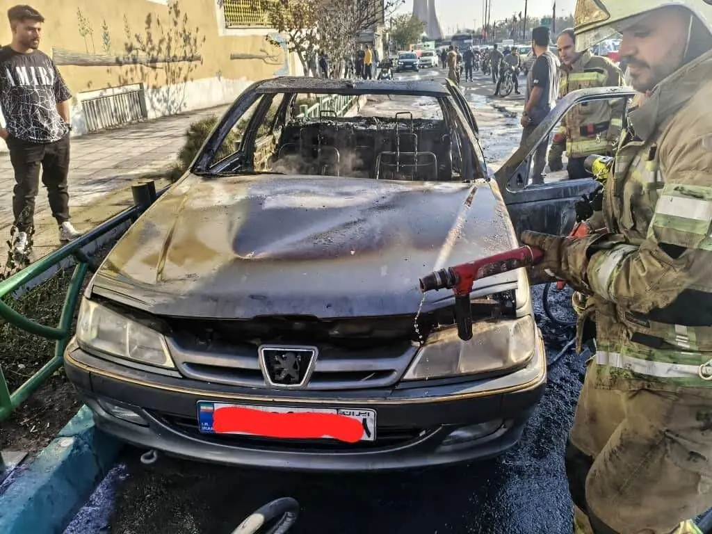 آتش سوزی ناگهانی پژو پرشیا در میدان آزادی