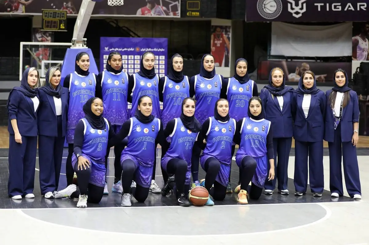 سرگردانی و وضعیت نامناسب دختران بسکتبالیست استقلال در فرودگاه / تصاویر