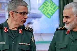  سفر به تاریخ؛ «سرلشکر باقری» 22 ساله در کنار مادر بر سر مزار برادرش «حسن باقری»؛ سال 1361/ عکس