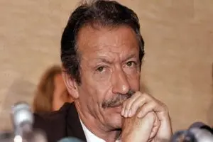 سفر در زمان؛ «شاپور بختیار» در فرودگاه مهرآباد تهران؛ سال 1357/ عکس