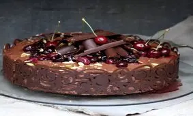 طرز تهیه کیک شکلاتی آلبالویی